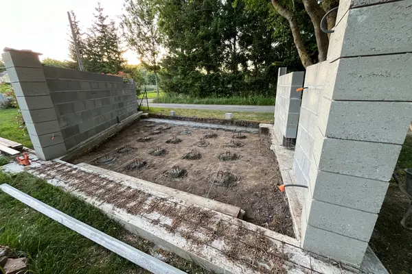 Préparation de mur en parpaings pour extension à Lavernat Préparation de mur en parpaings pour extension à Lavernat - 14 sur 20