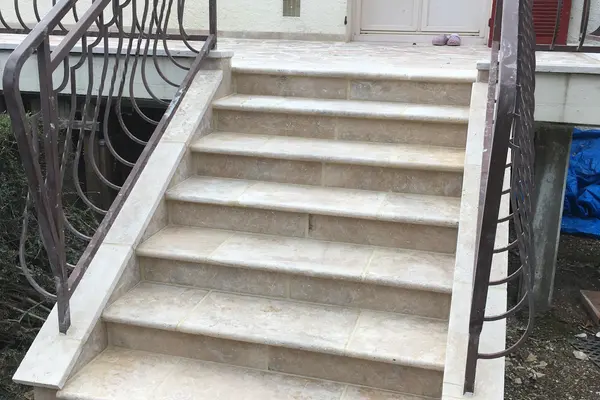 Pose de travertin sur un escalier extérieur à Loir-en-Vallée Pose de travertin sur un escalier extérieur à Loir-en-Vallée - 1 sur 4