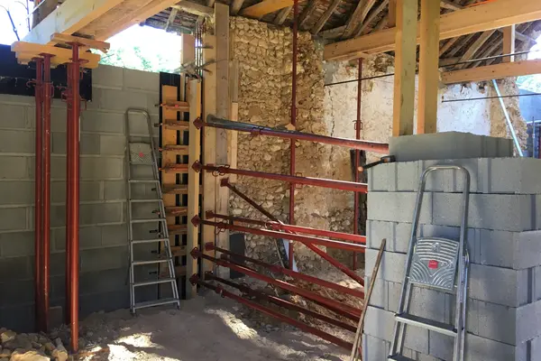 Préparation de mur en parpaings pour extension à Lavernat Préparation de mur en parpaings pour extension à Lavernat - 11 sur 20