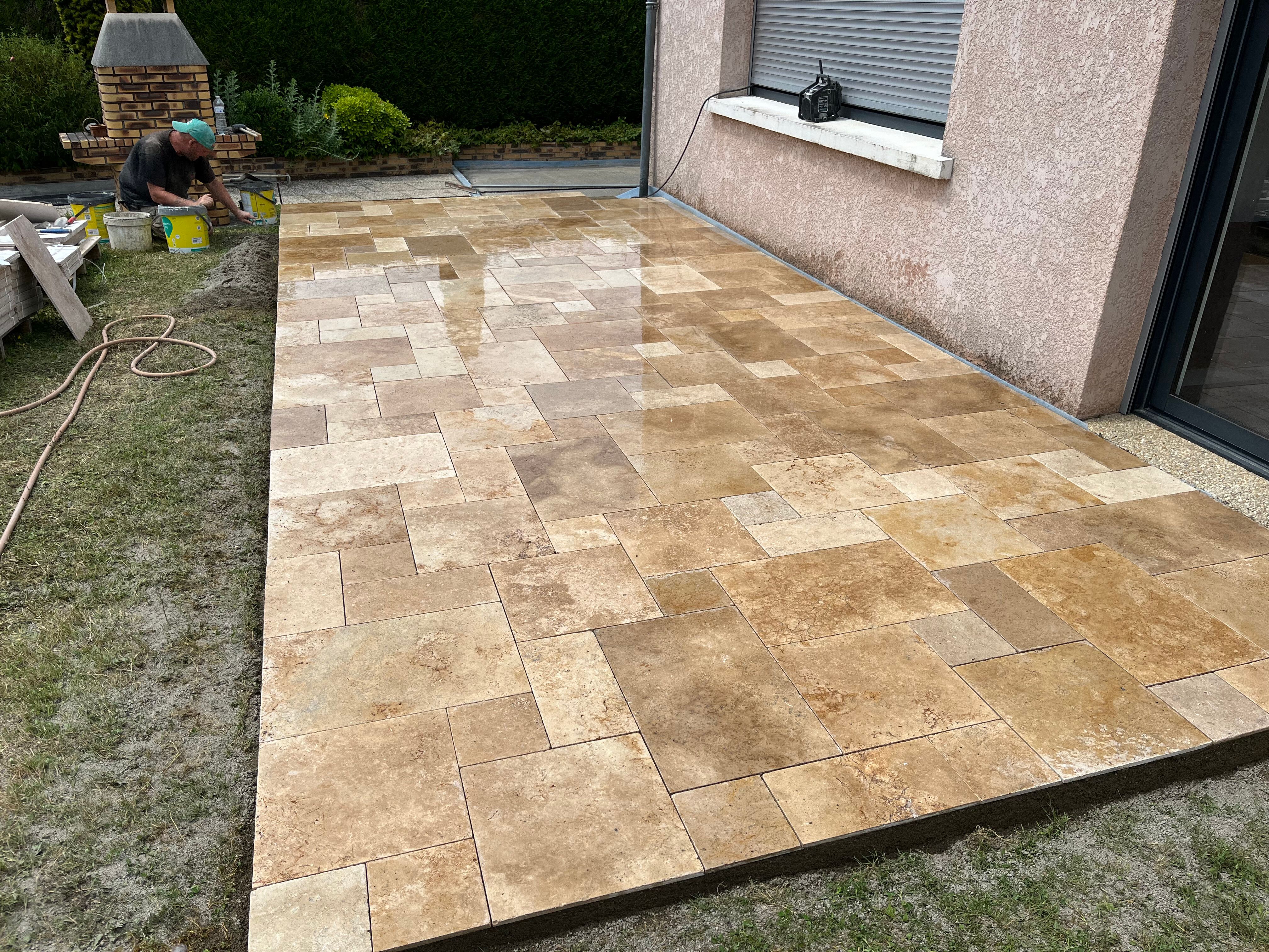 Pose de terrasse en travertin à Montval-sur-Loir - 2 sur 2