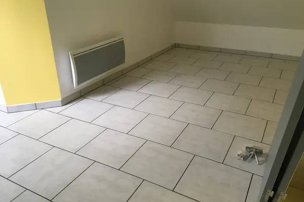 Pose de carrelage au sol et plinthes à Parigné-l'Évêque Pose de carrelage au sol et plinthes à Parigné-l'Évêque - 2 sur 6