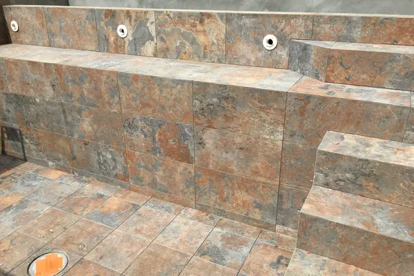 Pose de carrelage en grès cérame pour une piscine au Mans Pose de carrelage en grès cérame pour une piscine au Mans - 5 sur 7