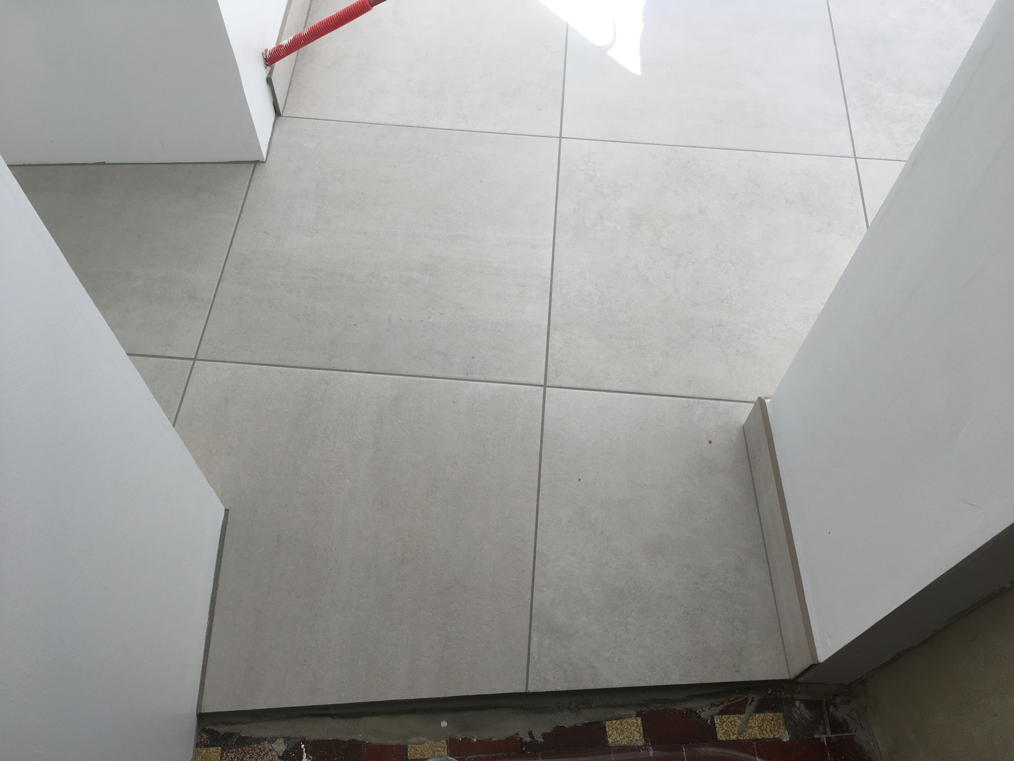 Pose de carrelage au sol dans une maison à Vaas - 3 sur 6