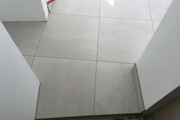 Pose de carrelage au sol dans une maison à Vaas Pose de carrelage au sol dans une maison à Vaas - 3 sur 6