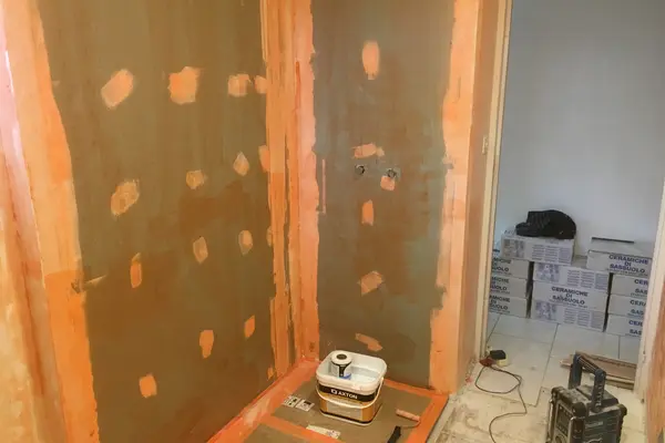 Préparation des murs pour une salle de bain à La Suze-sur-Sarthe Préparation des murs pour une salle de bain à La Suze-sur-Sarthe - 2 sur 11