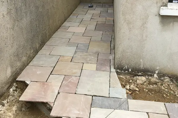 Pose d'un escalier et d'un palier en pierre à Beaumont-Pied-de-Bœuf Pose d'un escalier et d'un palier en pierre à Beaumont-Pied-de-Bœuf - 3 sur 10
