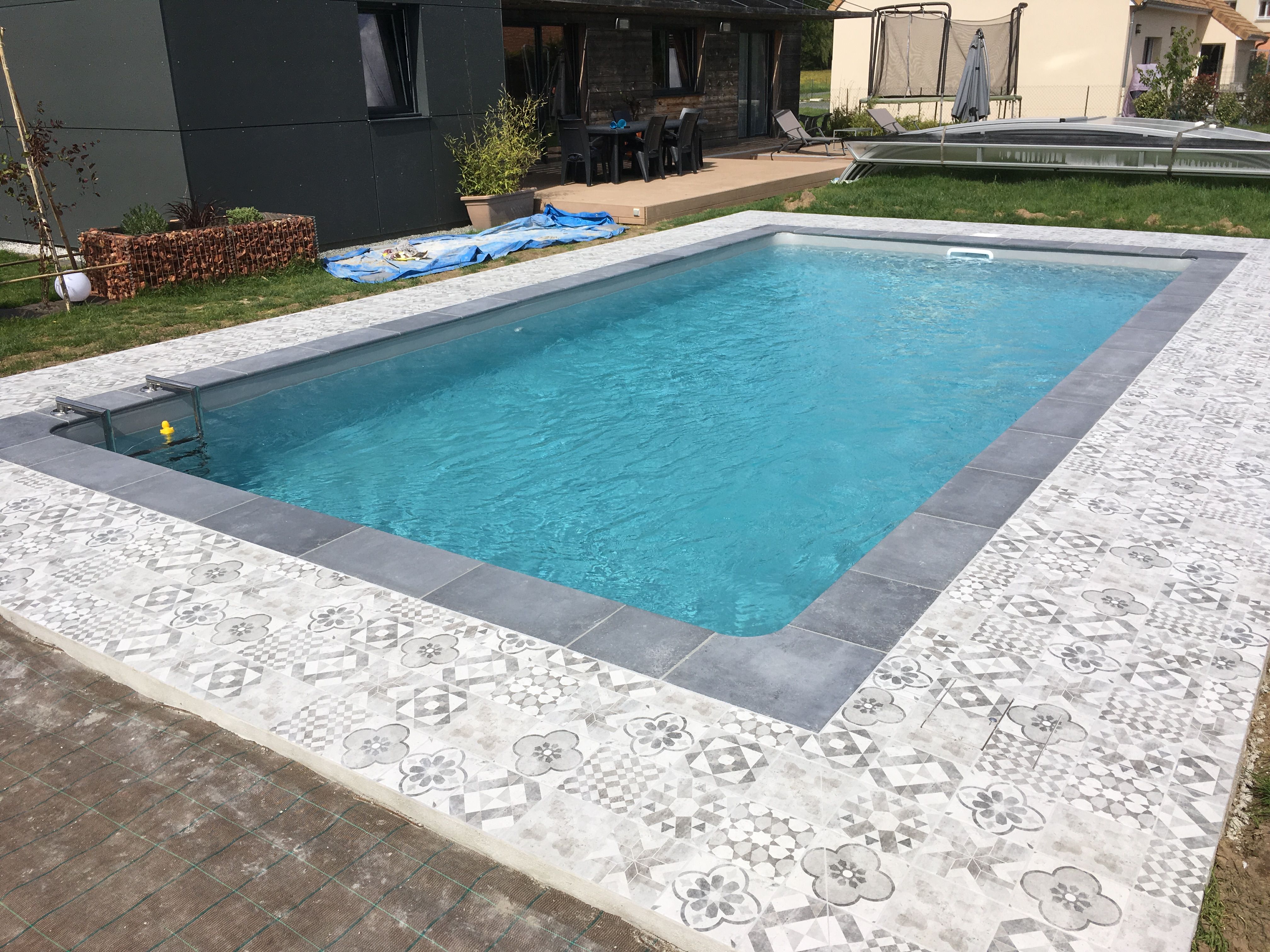 Pose de carrelage autour d'une piscine à Moncé-en-Belin - 7 sur 9