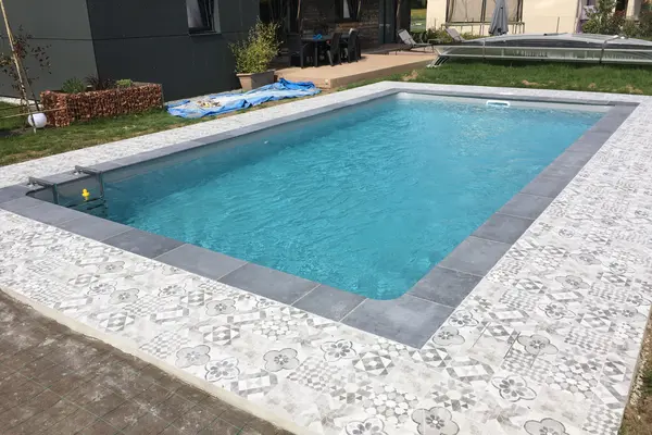 Pose de carrelage autour d'une piscine à Moncé-en-Belin Pose de carrelage autour d'une piscine à Moncé-en-Belin - 7 sur 9