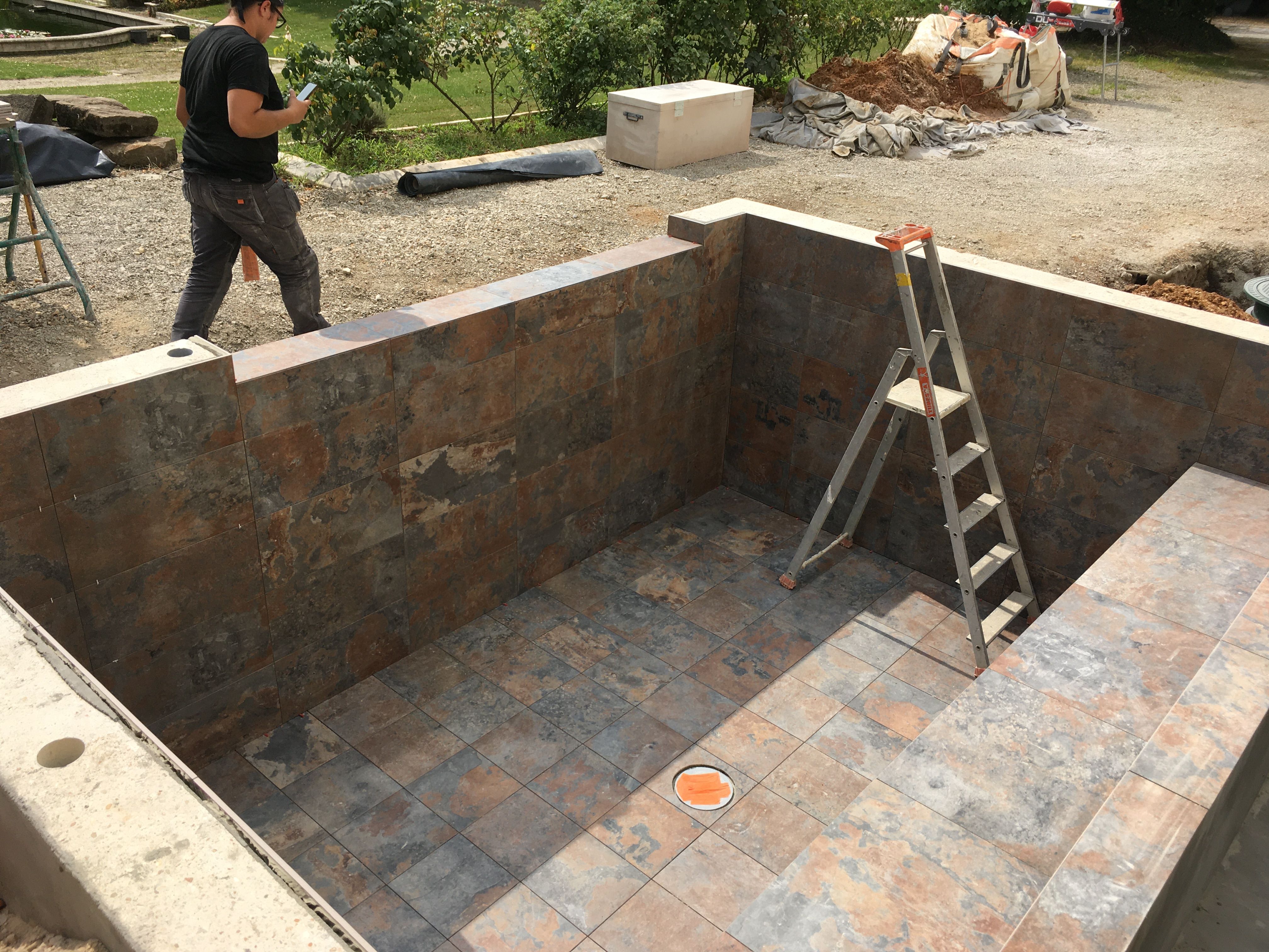 Pose de carrelage en grès cérame pour une piscine au Mans - 2 sur 7