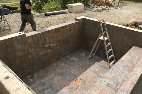 Pose de carrelage en grès cérame pour une piscine au Mans Pose de carrelage en grès cérame pour une piscine au Mans - 2 sur 7