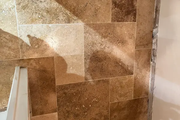 Pose de travertin au sol d'une salle de bain à Vaas Pose de travertin au sol d'une salle de bain à Vaas - 3 sur 15