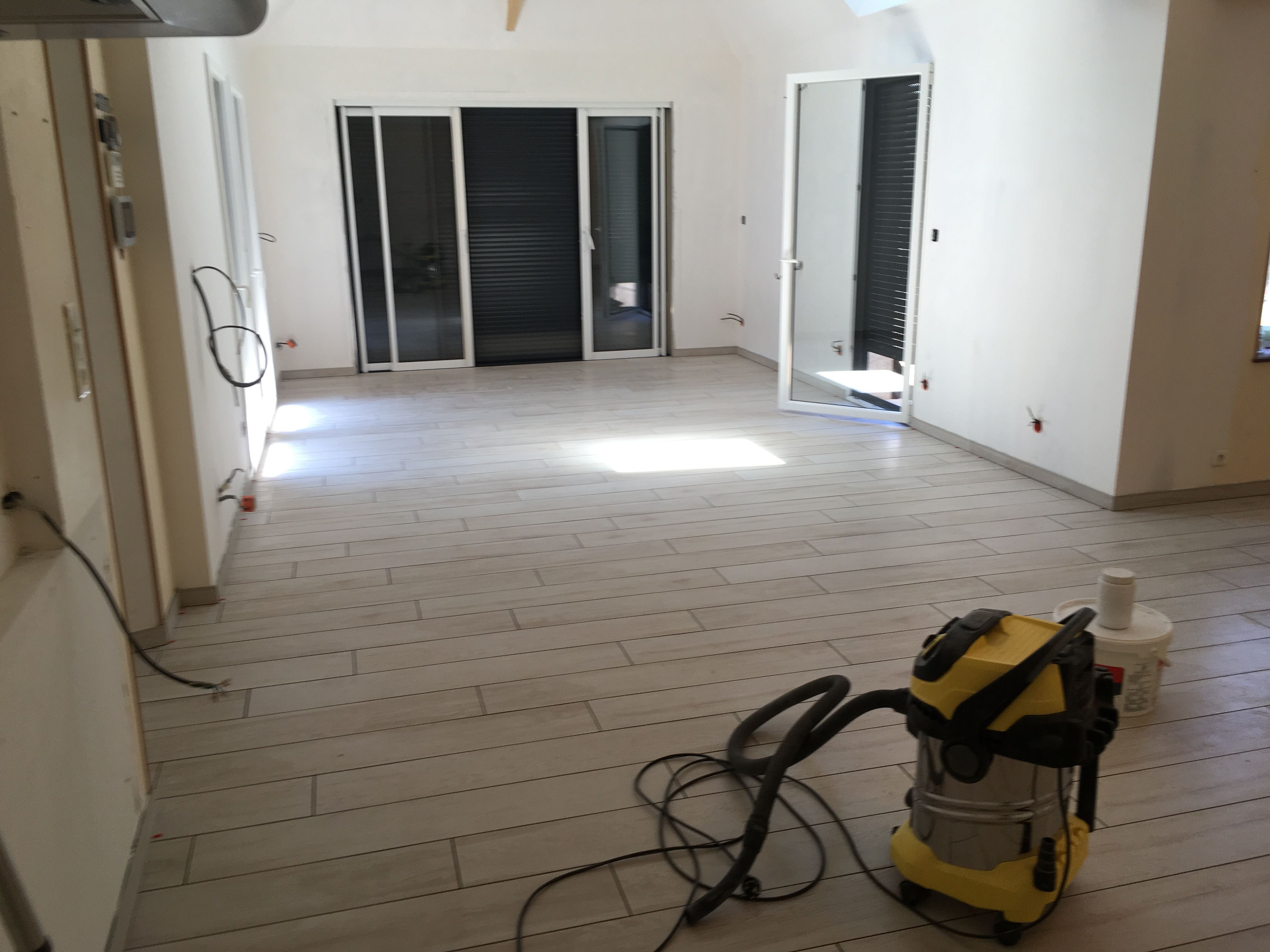 Pose de carrelage au sol dans un couloir à Montval-sur-Loir - 10 sur 20