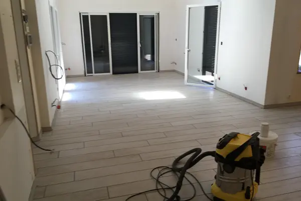 Pose de carrelage au sol dans un couloir à Montval-sur-Loir Pose de carrelage au sol dans un couloir à Montval-sur-Loir - 10 sur 20