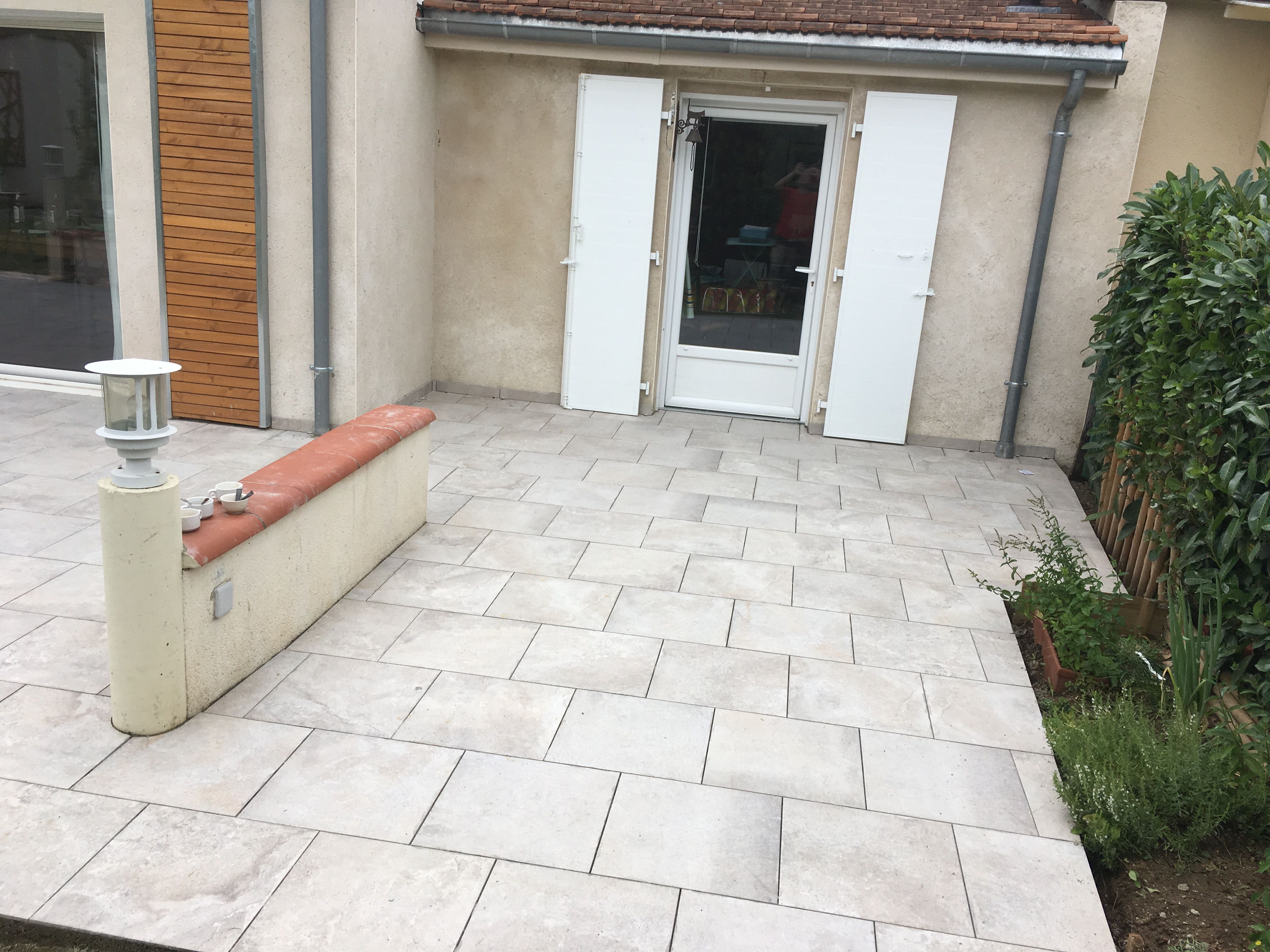Pose de carrelage sur une terrasse extérieure à Allonnes - 4 sur 6
