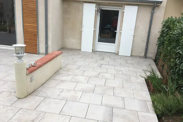 Pose de carrelage sur une terrasse extérieure à Allonnes Pose de carrelage sur une terrasse extérieure à Allonnes - 4 sur 6