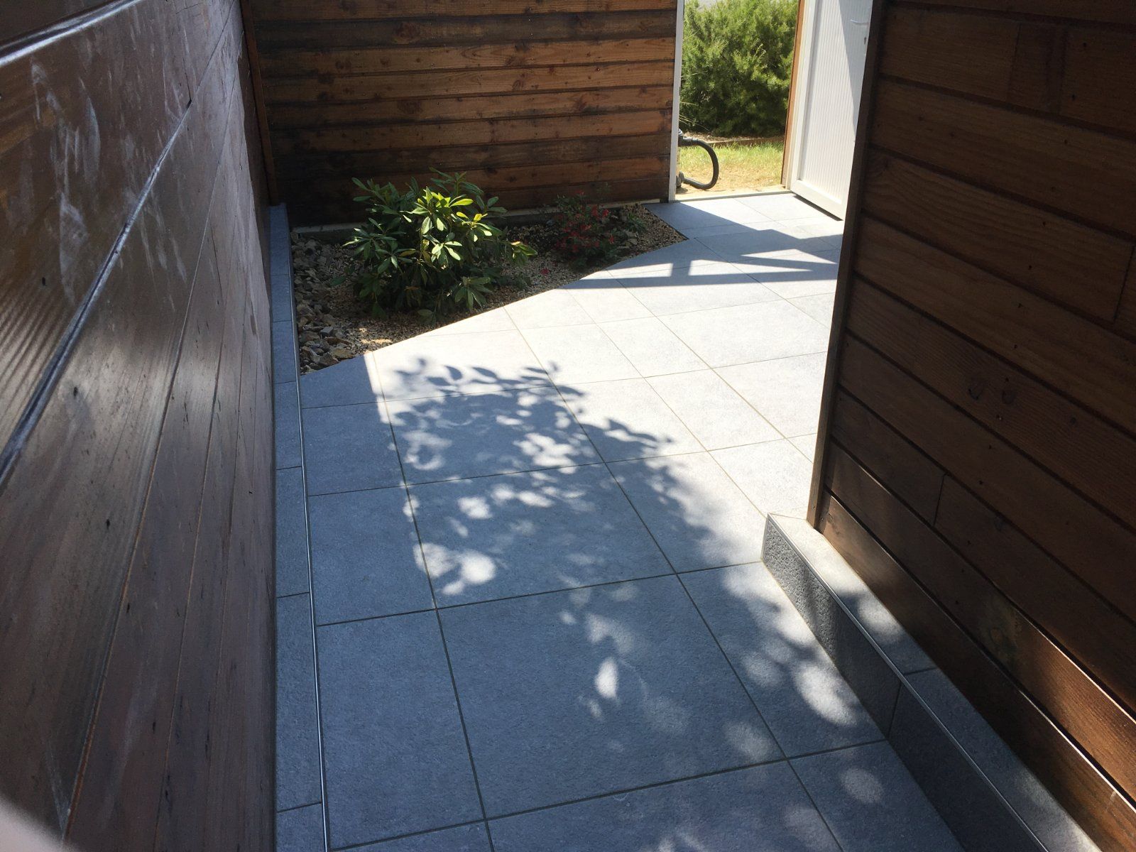 Pose de grès cérame pour une terrasse moderne à La Suze-sur-Sarthe — Terrasse à La Suze-sur-Sarthe — photo 5 sur 8