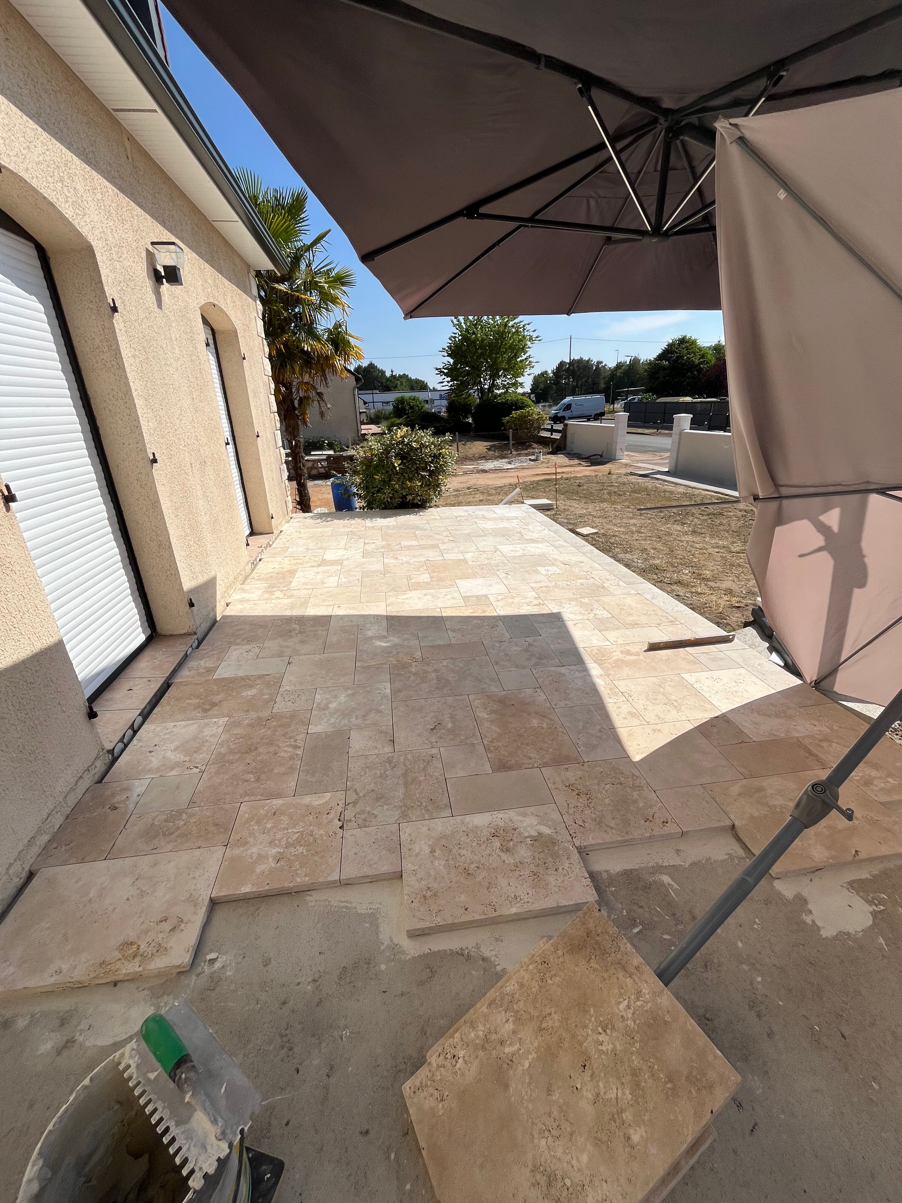 Pose de terrasse en travertin à Écommoy - 1 sur 20