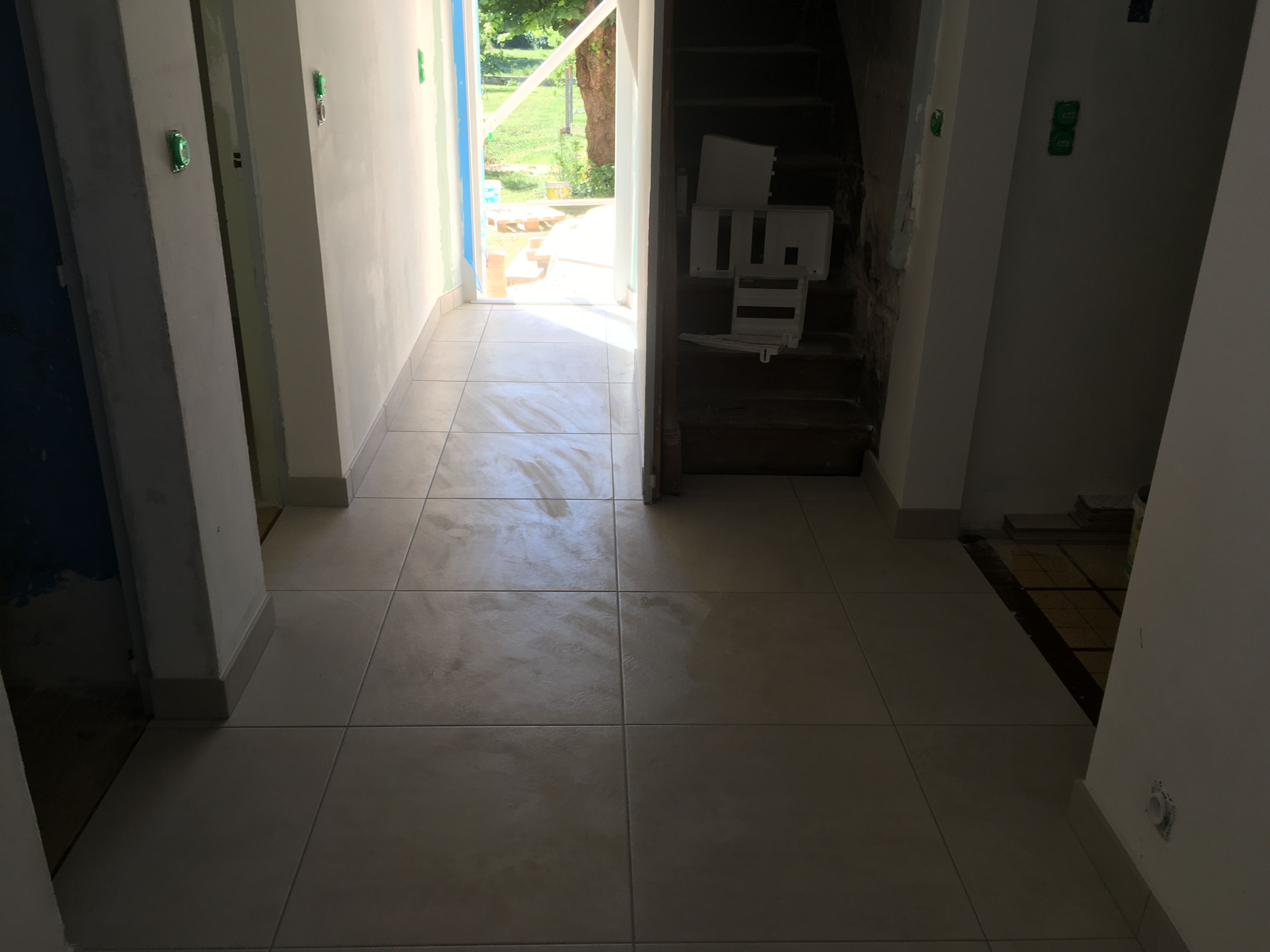 Pose de carrelage au sol dans une maison à Vaas - 5 sur 6