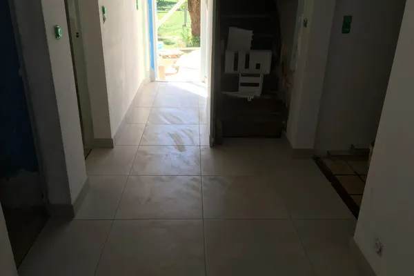 Pose de carrelage au sol dans une maison à Vaas Pose de carrelage au sol dans une maison à Vaas - 5 sur 6