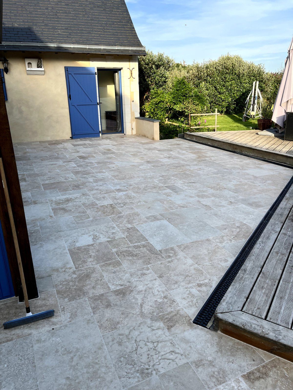 Pose de travertin pour une terrasse élégante — Terrasse en Sarthe — photo 2 sur 5