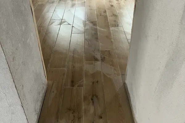 Pose de carrelage imitation parquet au sol à Oizé Pose de carrelage imitation parquet au sol à Oizé - 3 sur 7