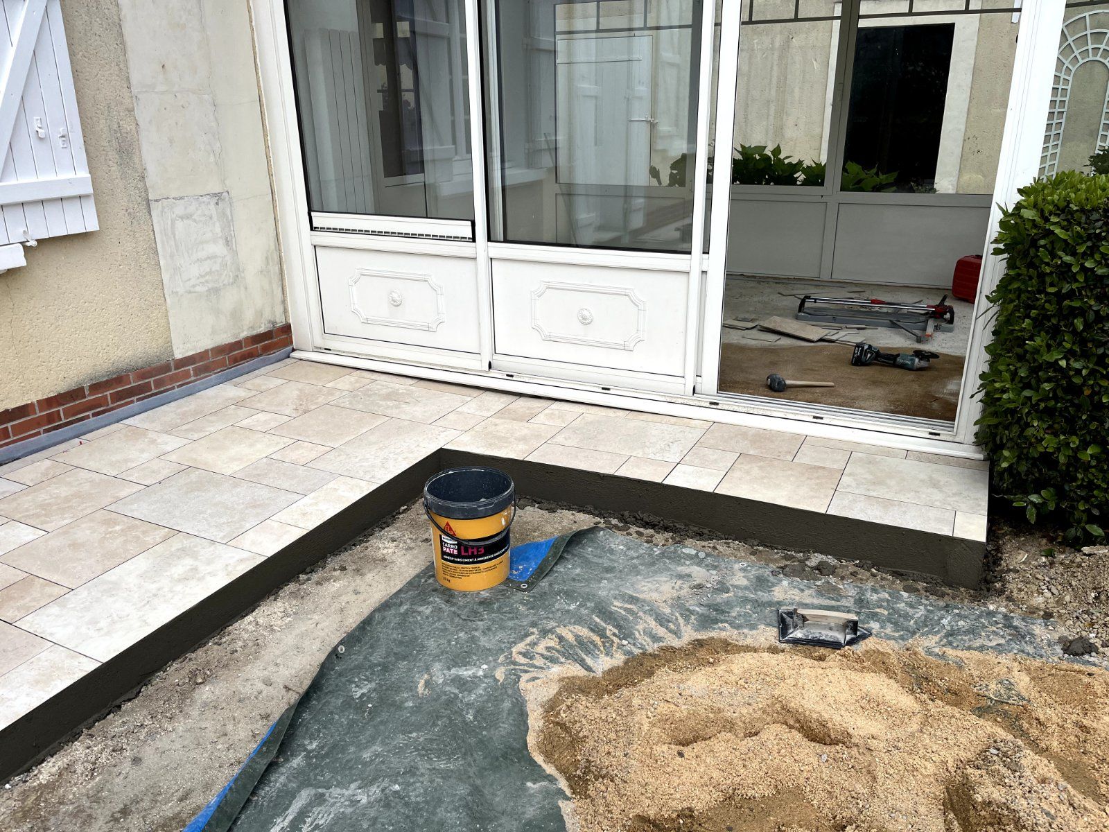 Pose de carrelage extérieur en grès cérame à Lavernat, Sarthe — Terrasse à Lavernat — photo 3 sur 3