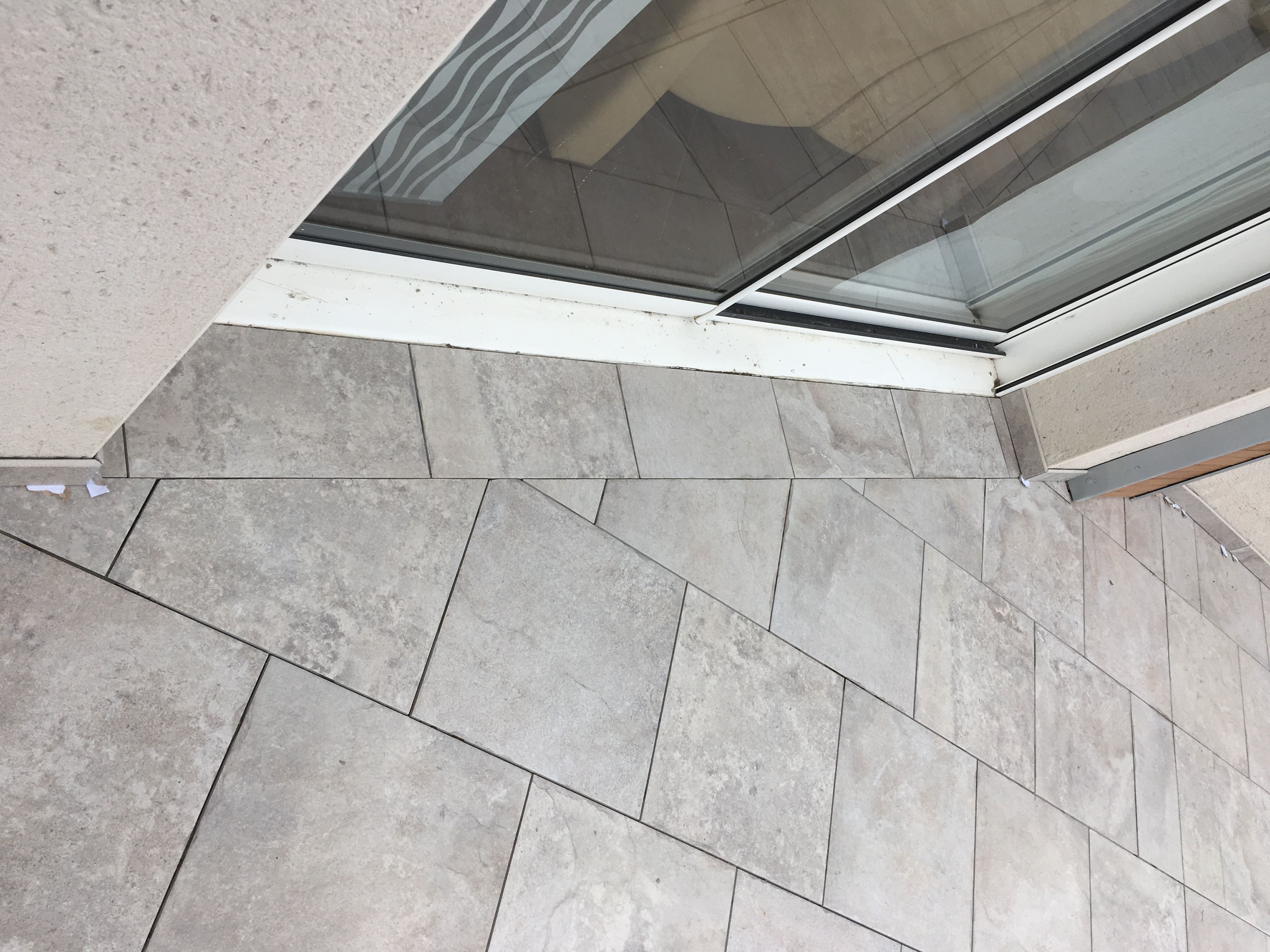 Pose de carrelage sur une terrasse extérieure à Allonnes - 2 sur 6