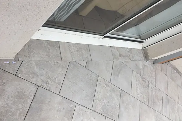 Pose de carrelage sur une terrasse extérieure à Allonnes Pose de carrelage sur une terrasse extérieure à Allonnes - 2 sur 6