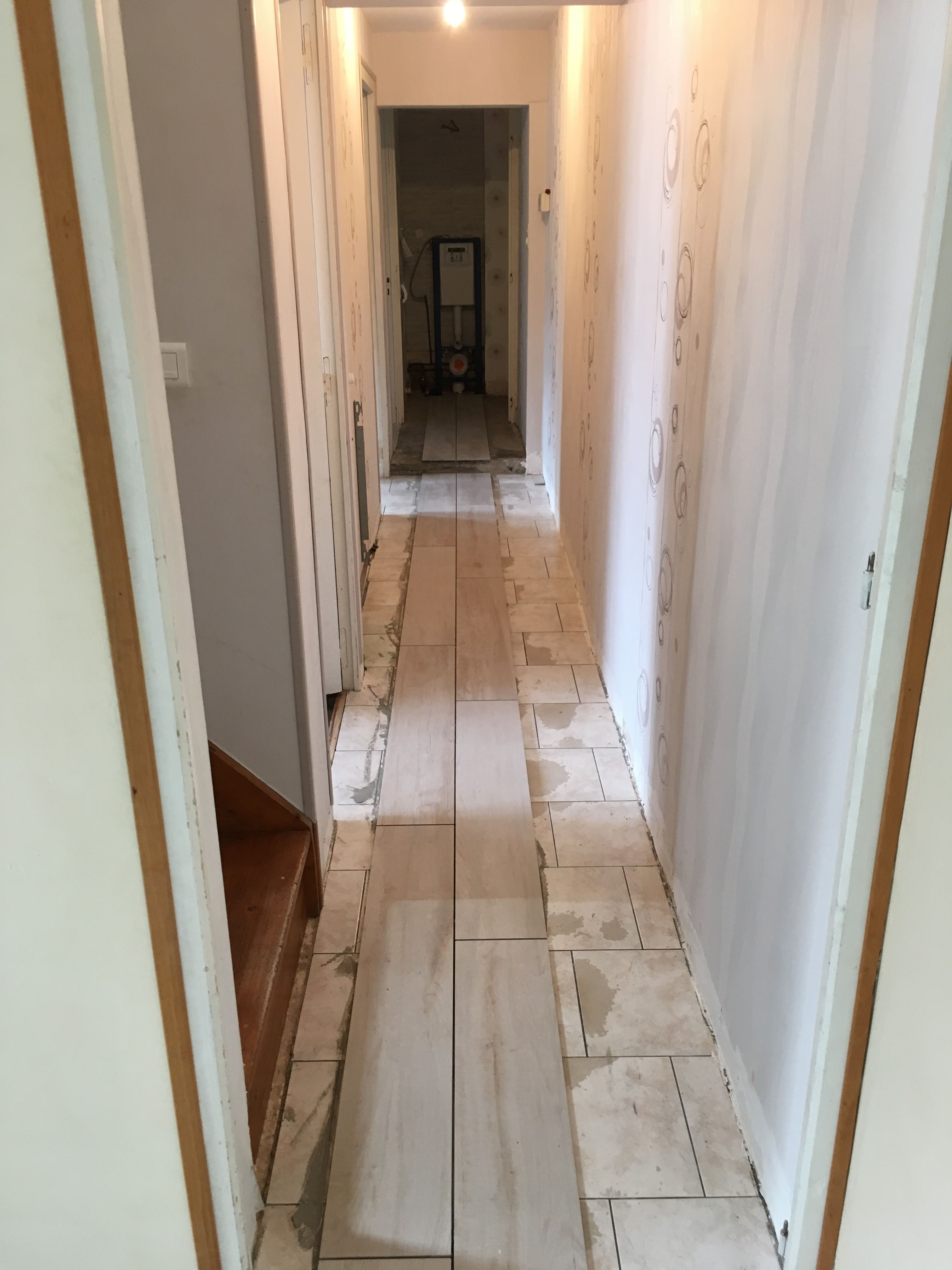Pose de carrelage au sol dans un couloir à Montval-sur-Loir - 1 sur 20