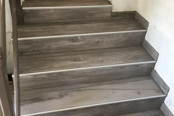 Habillage d'un escalier en grès cérame effet bois à Mayet Habillage d'un escalier en grès cérame effet bois à Mayet - 1 sur 13