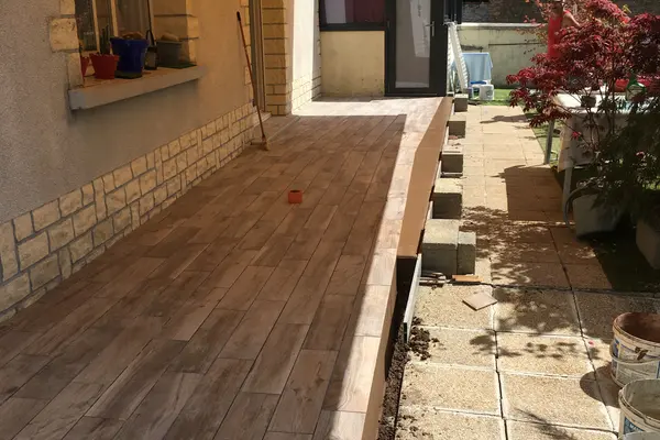 Habillage d'un escalier en grès cérame effet bois à Mayet Habillage d'un escalier en grès cérame effet bois à Mayet - 12 sur 13