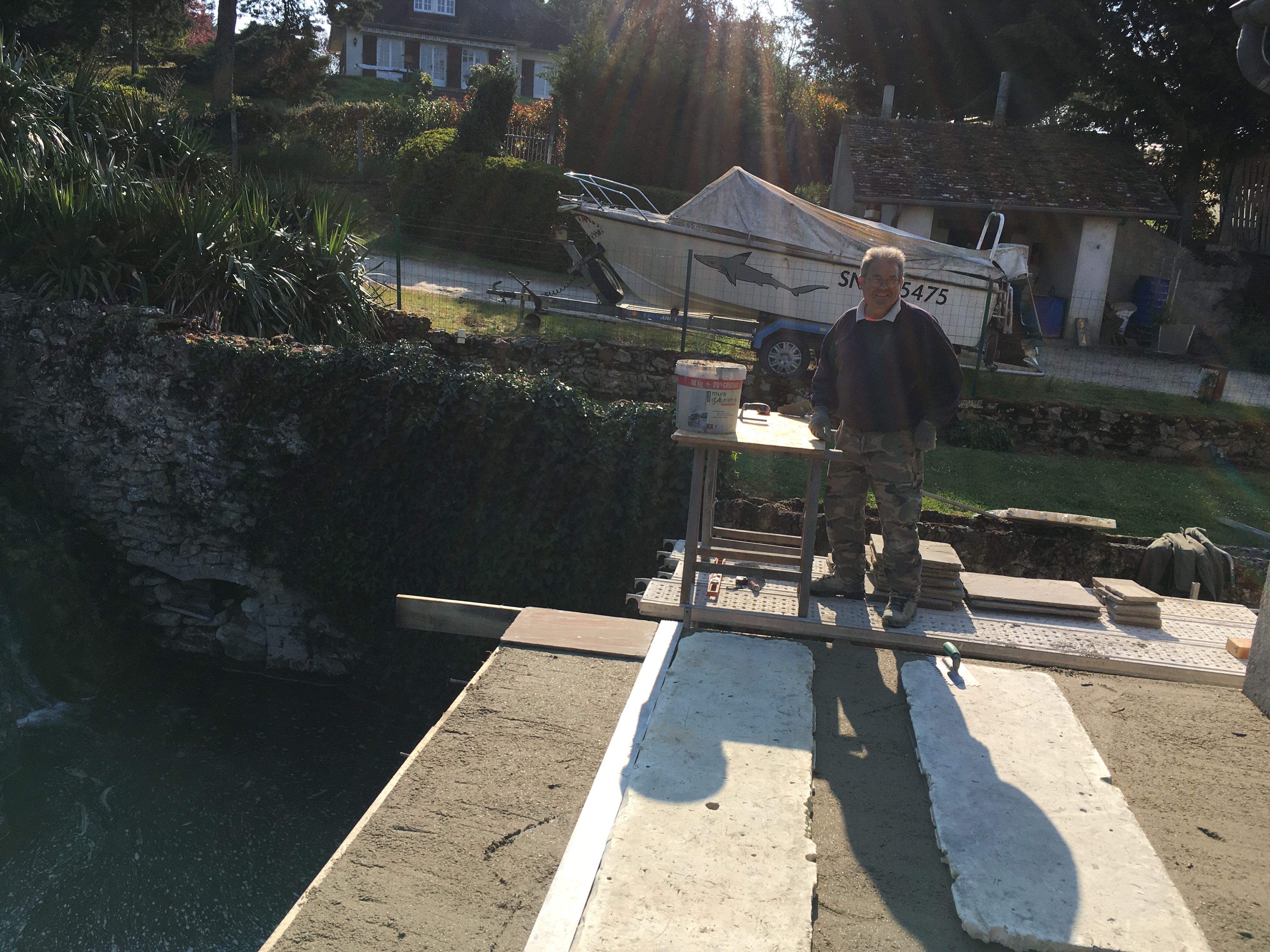 Pose de dalles en pierre sur une terrasse à Aubigné-Racan - 2 sur 5