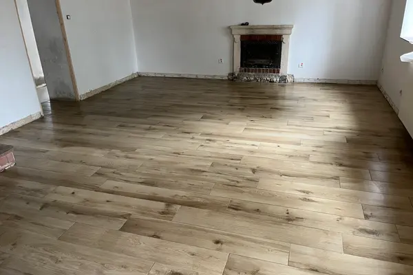 Pose de carrelage imitation parquet au sol à Oizé Pose de carrelage imitation parquet au sol à Oizé - 1 sur 7