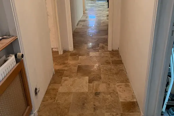 Pose de travertin au sol d'une salle de bain à Vaas Pose de travertin au sol d'une salle de bain à Vaas - 11 sur 15