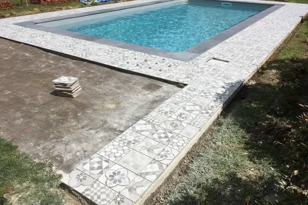 Pose de carrelage autour d'une piscine à Moncé-en-Belin Pose de carrelage autour d'une piscine à Moncé-en-Belin - 5 sur 9