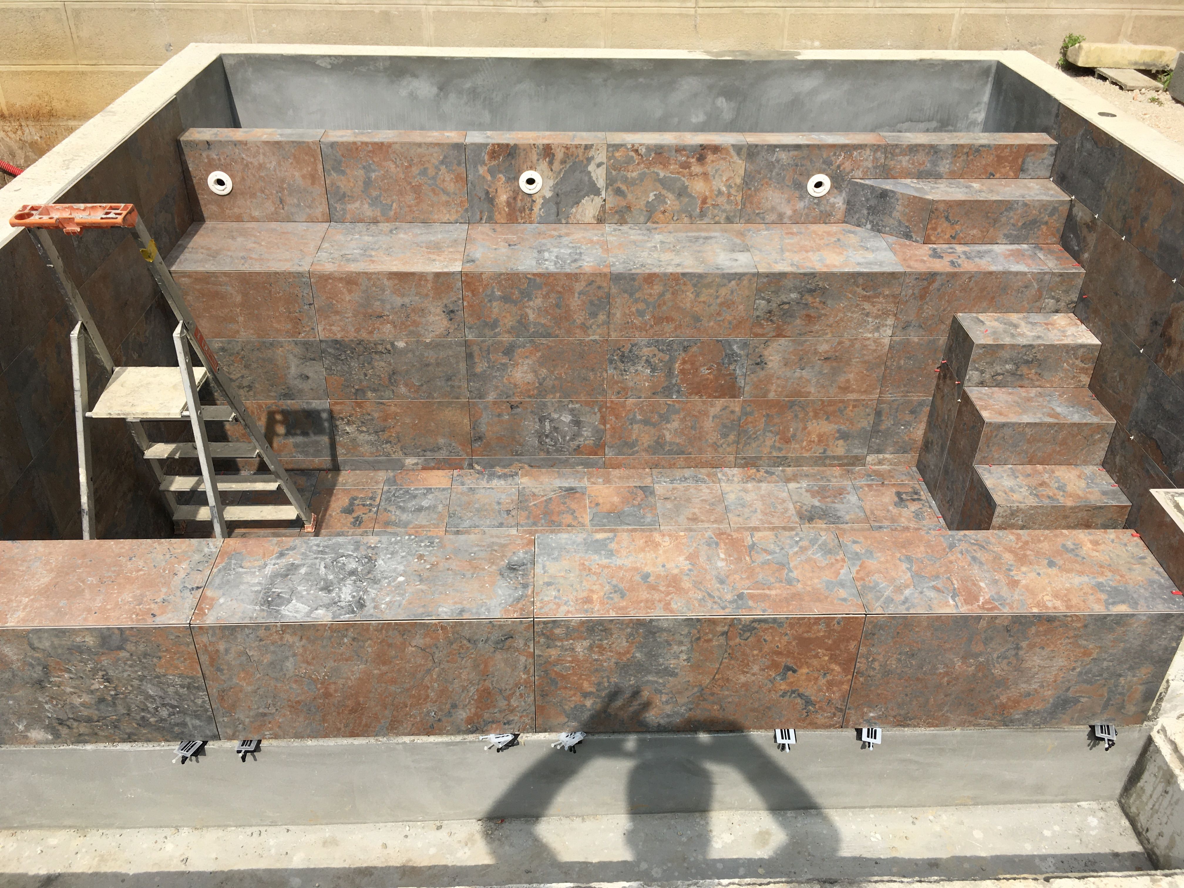 Pose de carrelage en grès cérame pour une piscine au Mans - 3 sur 7
