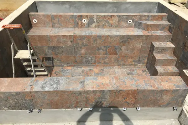 Pose de carrelage en grès cérame pour une piscine au Mans Pose de carrelage en grès cérame pour une piscine au Mans - 3 sur 7