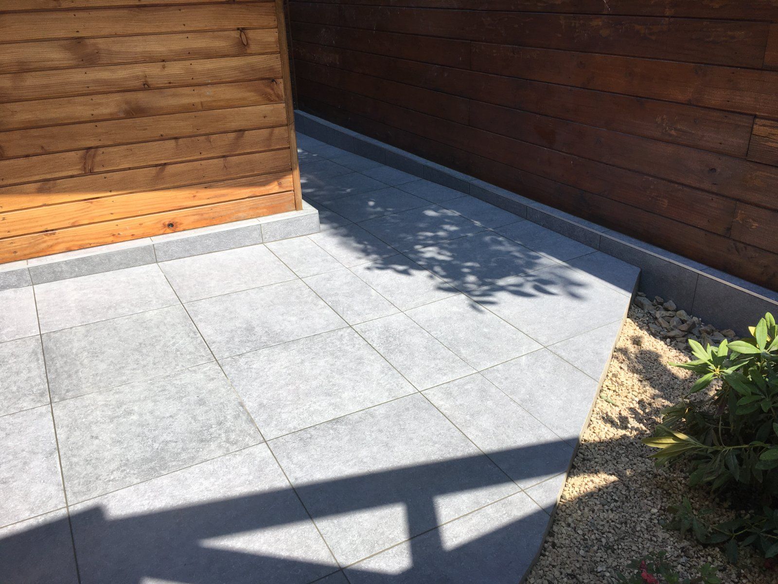 Pose de grès cérame pour une terrasse moderne à La Suze-sur-Sarthe — Terrasse à La Suze-sur-Sarthe — photo 3 sur 8