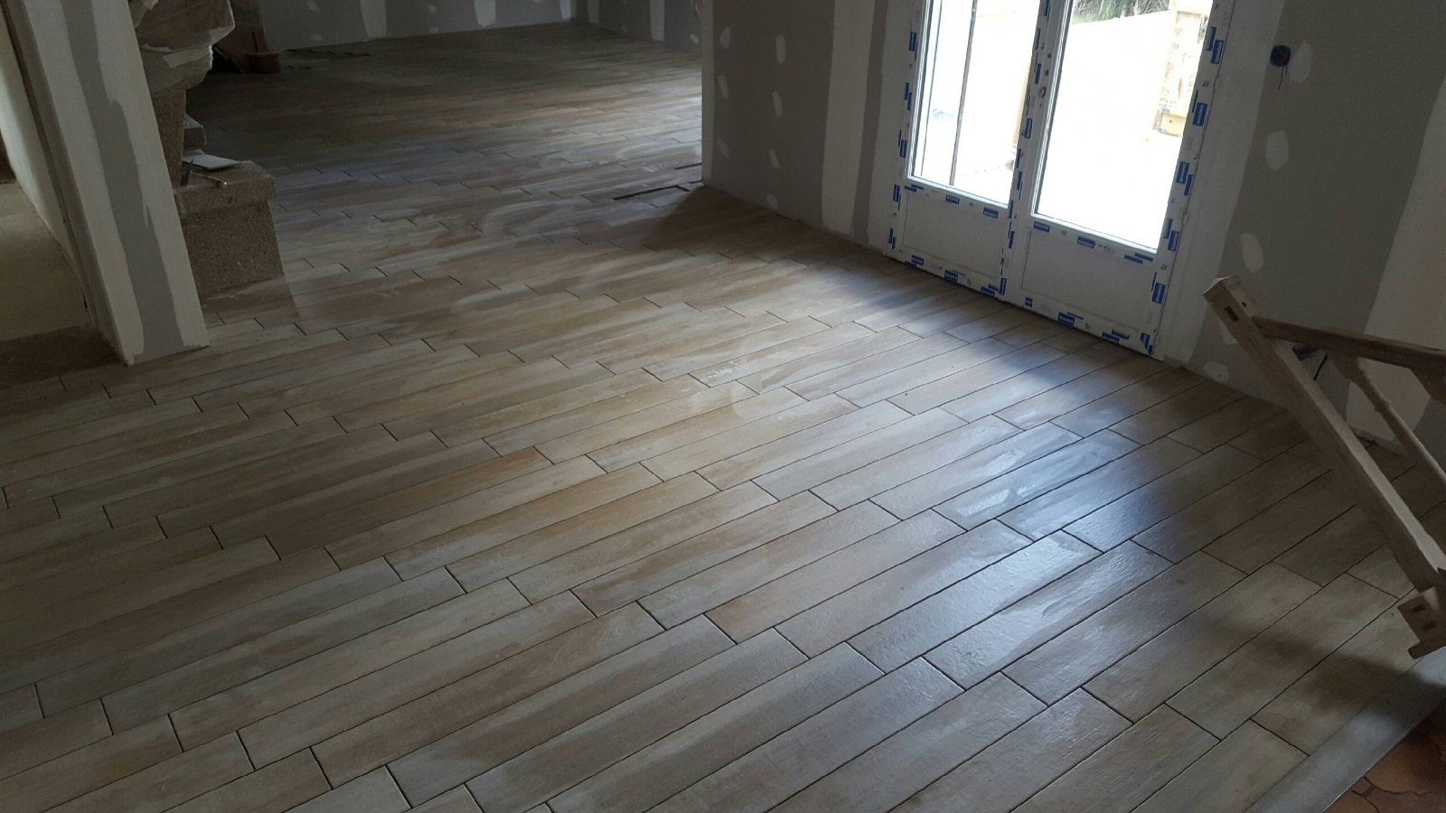 Pose de carrelage imitation parquet à Lavernat dans la Sarthe — Sol intérieur en Sarthe