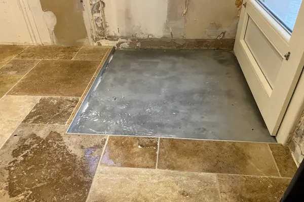 Pose de travertin au sol d'une salle de bain à Vaas Pose de travertin au sol d'une salle de bain à Vaas - 9 sur 15