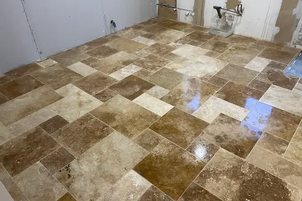 Pose de travertin au sol d'une salle de bain à Vaas Pose de travertin au sol d'une salle de bain à Vaas - 6 sur 15