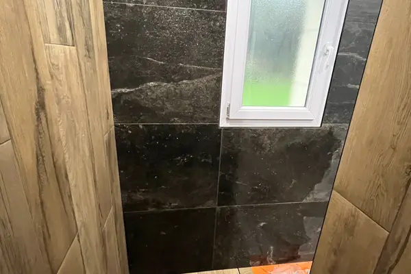 Pose de grès cérame imitation bois dans une douche à Saint-Ouen-en-Belin Pose de grès cérame imitation bois dans une douche à Saint-Ouen-en-Belin - 3 sur 16