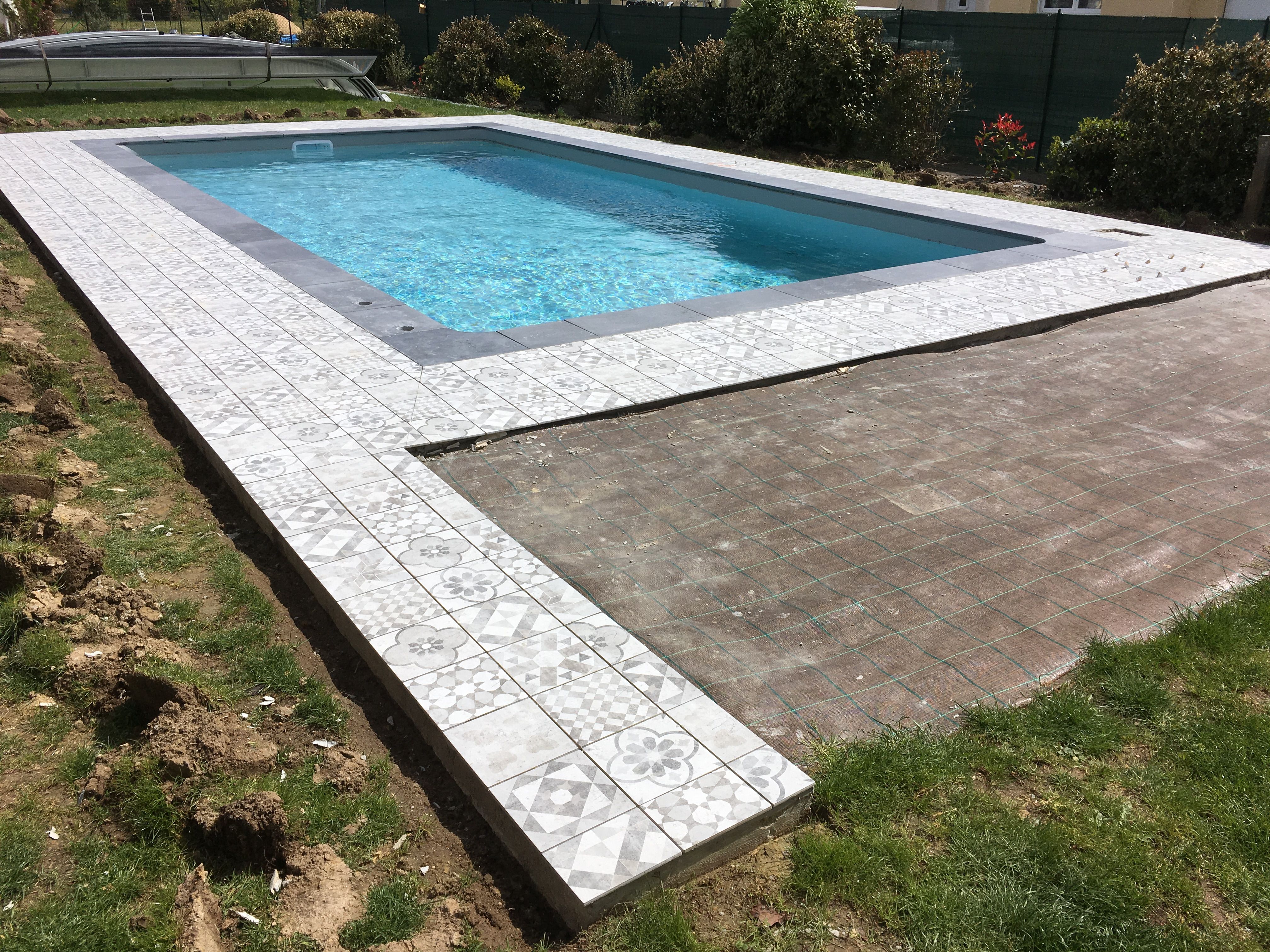 Pose de carrelage autour d'une piscine à Moncé-en-Belin - 4 sur 9