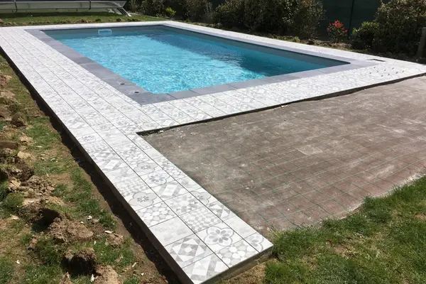 Pose de carrelage autour d'une piscine à Moncé-en-Belin Pose de carrelage autour d'une piscine à Moncé-en-Belin - 4 sur 9