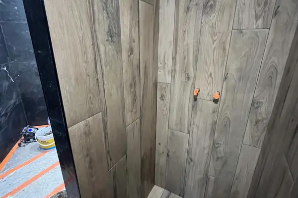 Pose de grès cérame imitation bois dans une douche à Saint-Ouen-en-Belin Pose de grès cérame imitation bois dans une douche à Saint-Ouen-en-Belin - 2 sur 16
