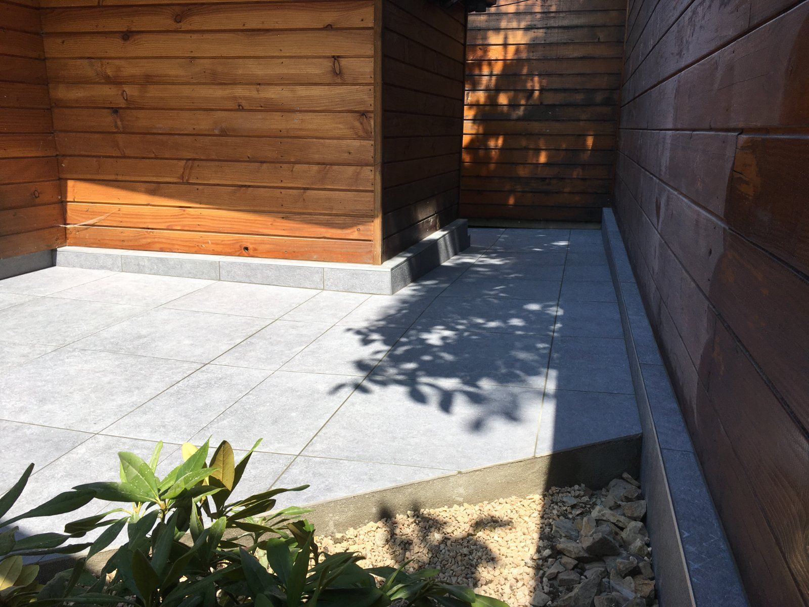 Pose de grès cérame pour une terrasse moderne à La Suze-sur-Sarthe — Terrasse à La Suze-sur-Sarthe — photo 2 sur 8