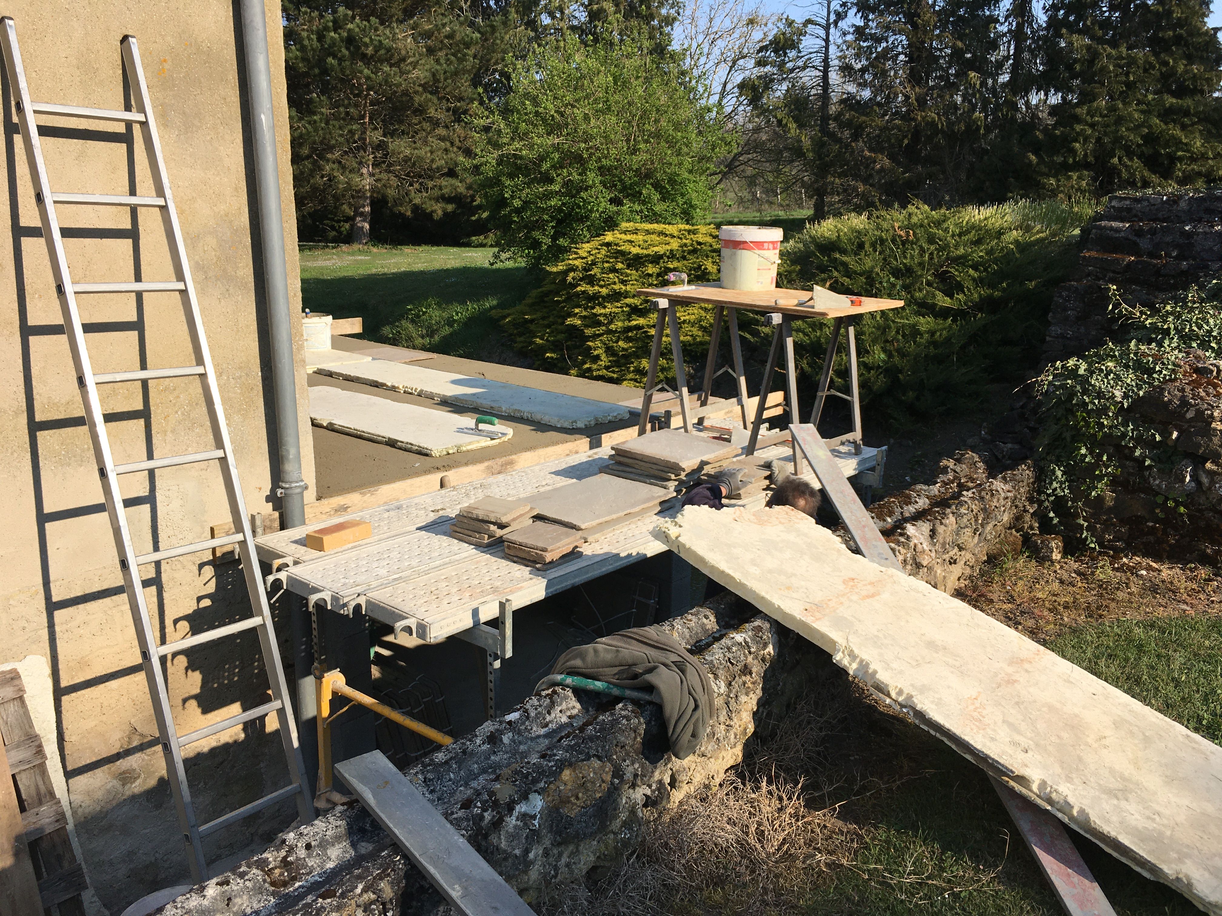 Pose de dalles en pierre sur une terrasse à Aubigné-Racan - 1 sur 5