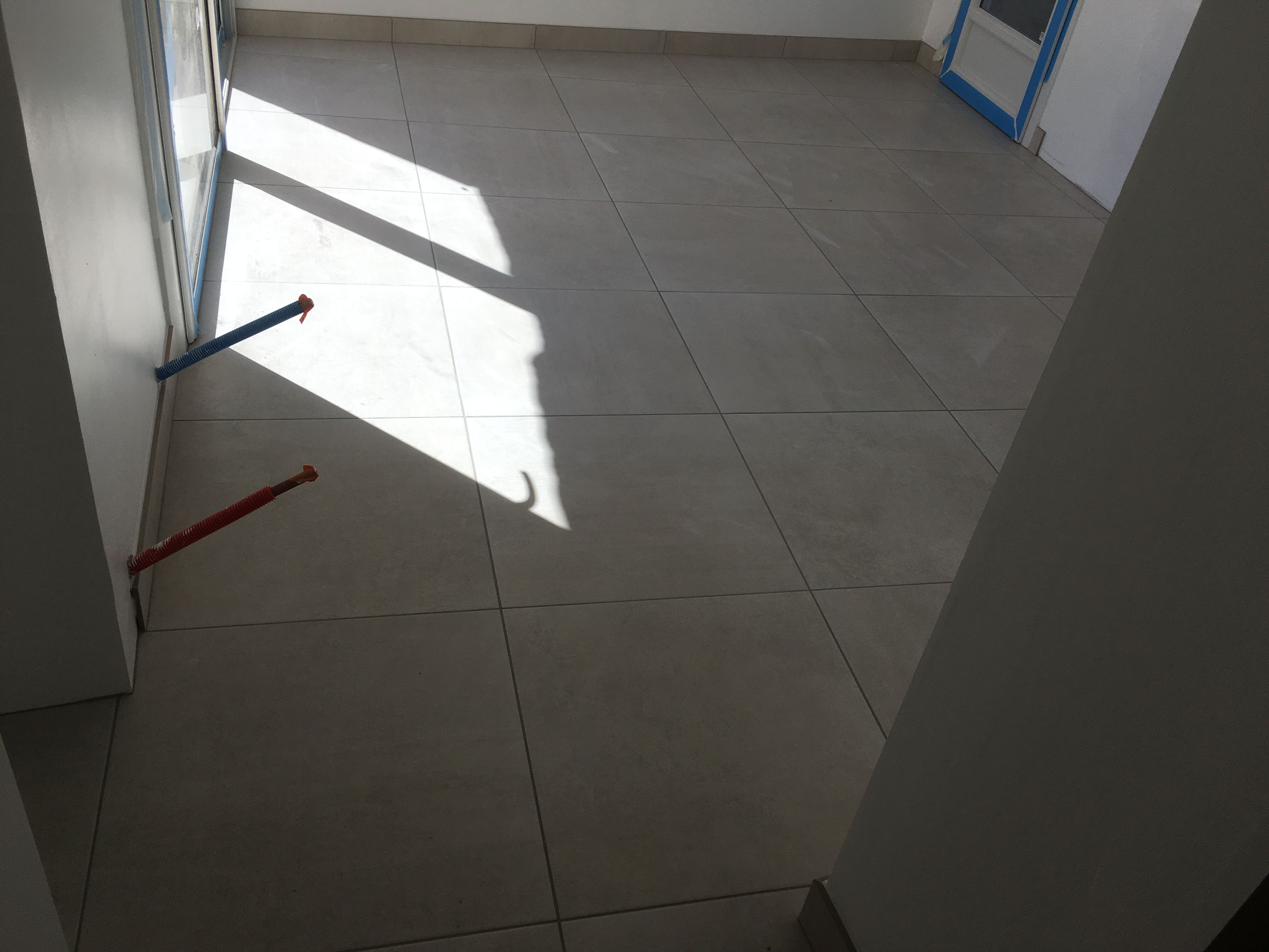 Pose de carrelage au sol dans une maison à Vaas - 2 sur 6
