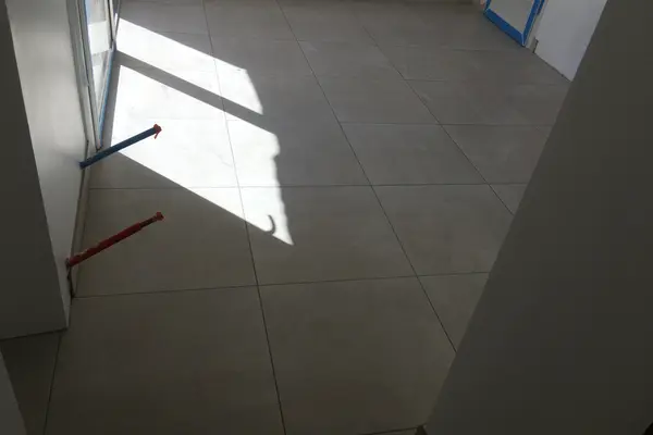 Pose de carrelage au sol dans une maison à Vaas Pose de carrelage au sol dans une maison à Vaas - 2 sur 6