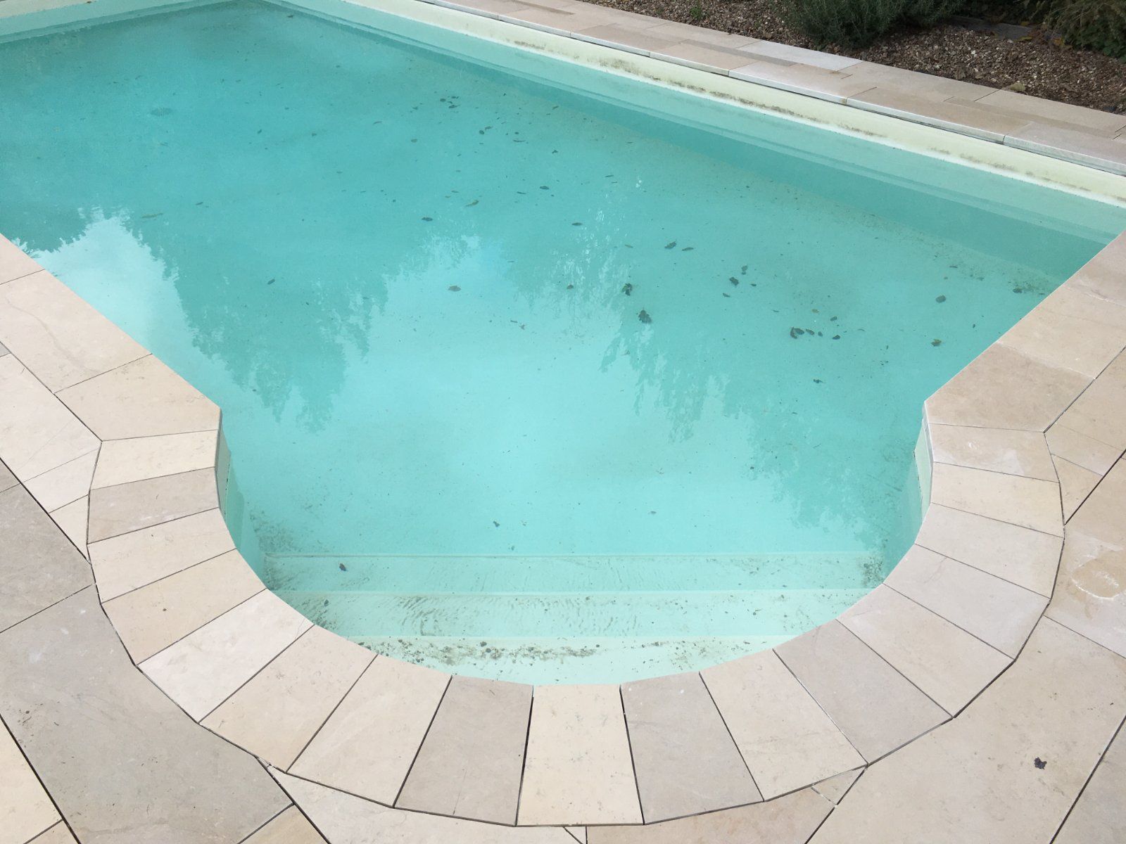Pose de margelles en pierre naturelle autour d'une piscine à Mayet — Piscine à Mayet — photo 6 sur 6